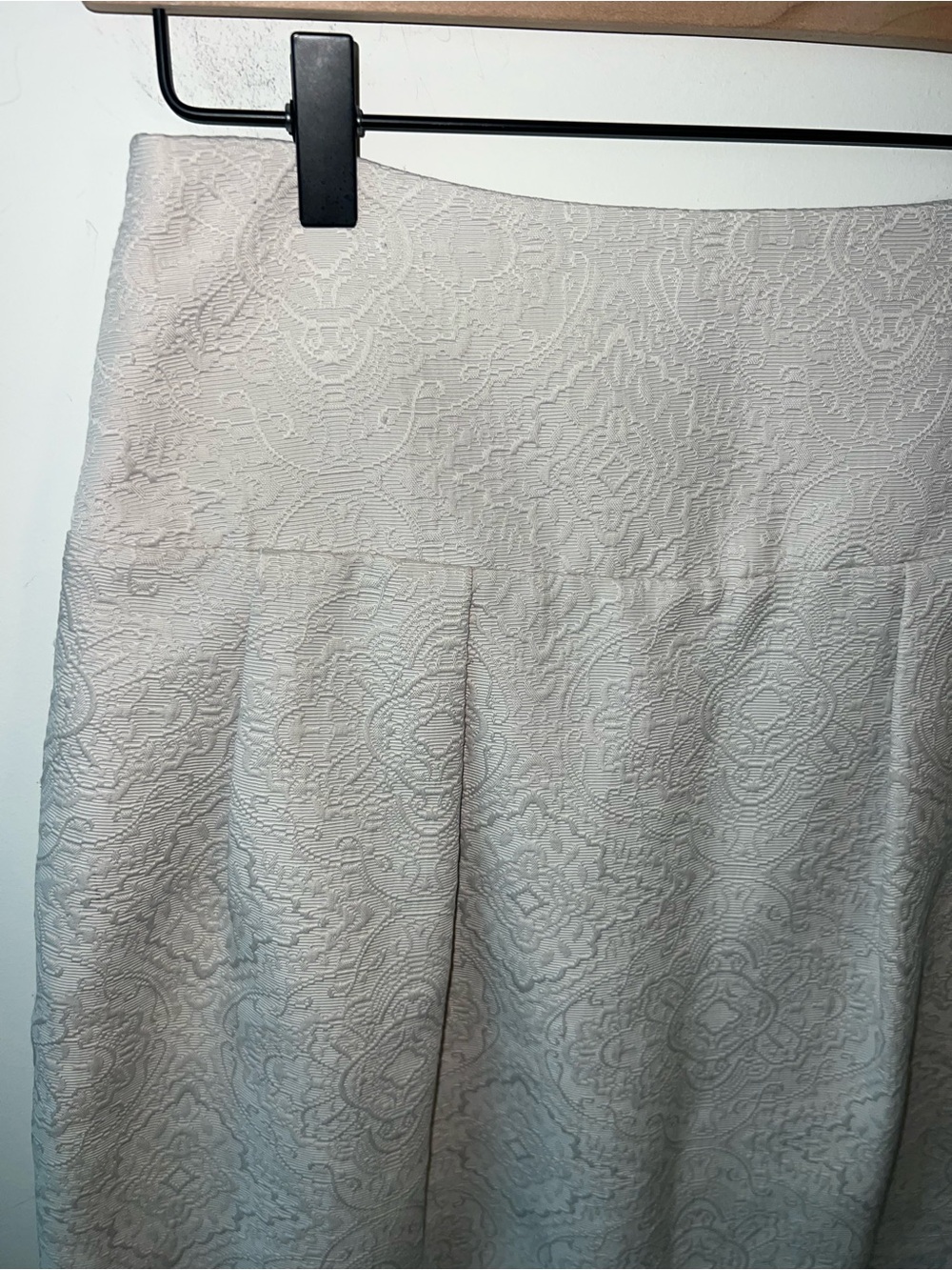 Adolfo Dominguez Ivory Textured Pleated Mini Skirt with Pockets - Picture 3 of 10